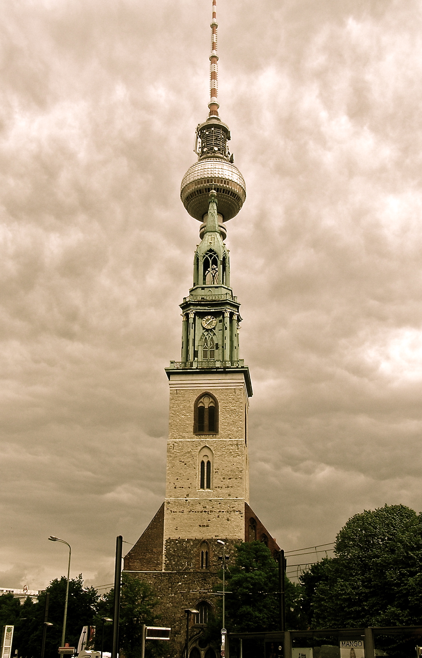 De Televisietoren verstopt achter de Marienkirche